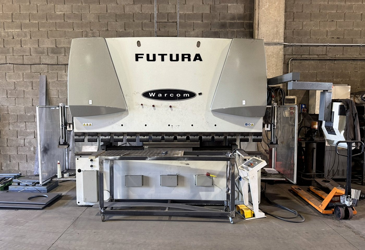 Pressa piegatrice a controllo numerico Warcom Futura installata a Esine
