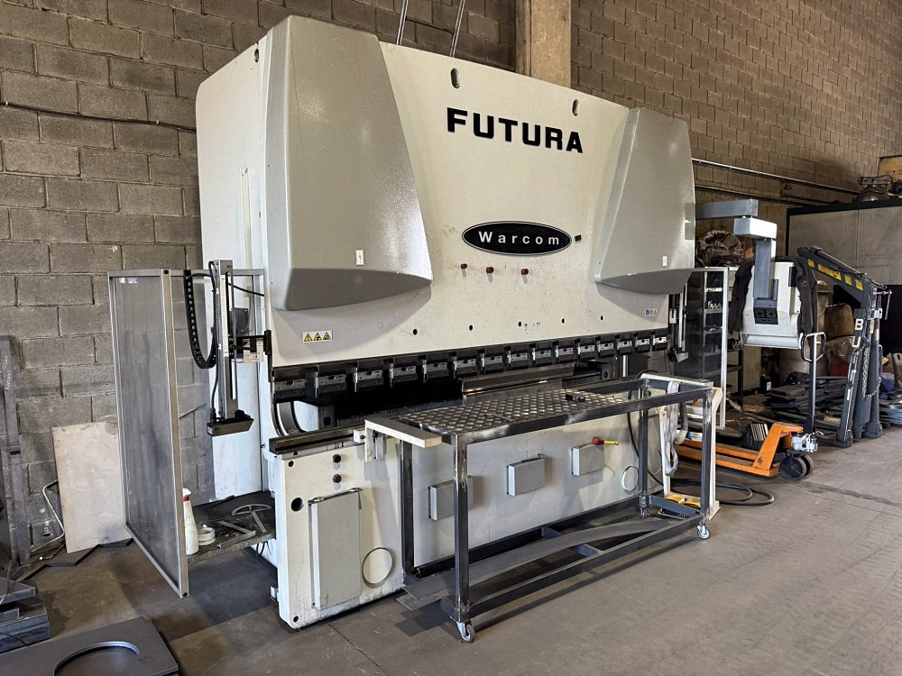 Pressa piegatrice Warcom Futura vista di tre quarti